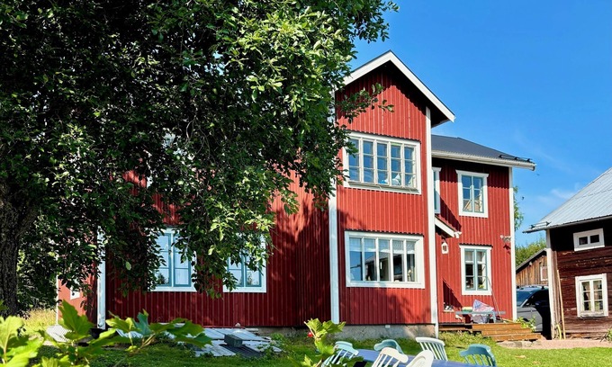 Bjuraker House | Family country house near a lake