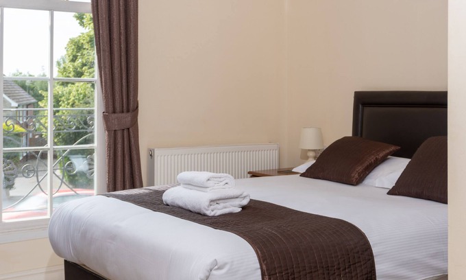 Retford House | Family Ensuite at The Lawns Guest House
