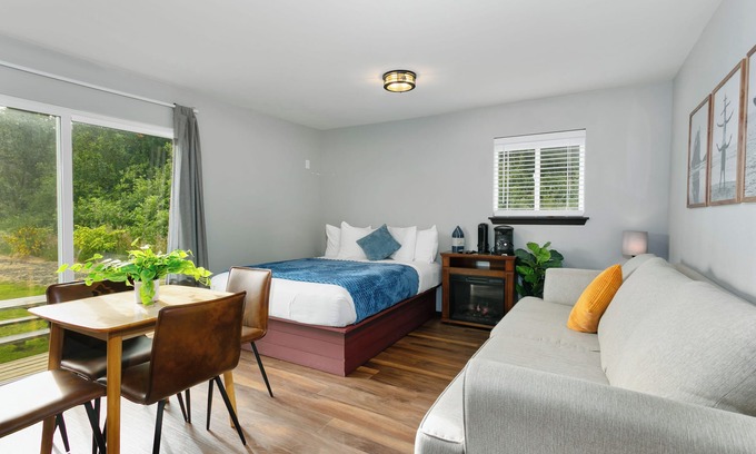 Grayland Hotel | Family Escape | Hot Tub | Pets OK! | Pickleball