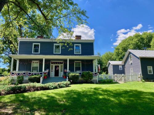 Mount Jackson House | Family Farmhouse Inn