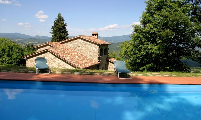 Caprese Michelangelo Villa | Family friendly Tuscan Villa ,private Pool, garden, stunning lake & hill views .