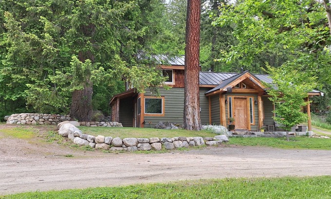 Nelson House | Family friendly 2 bdrm/3 bed home mins from sandy beaches and downtown Nelson!