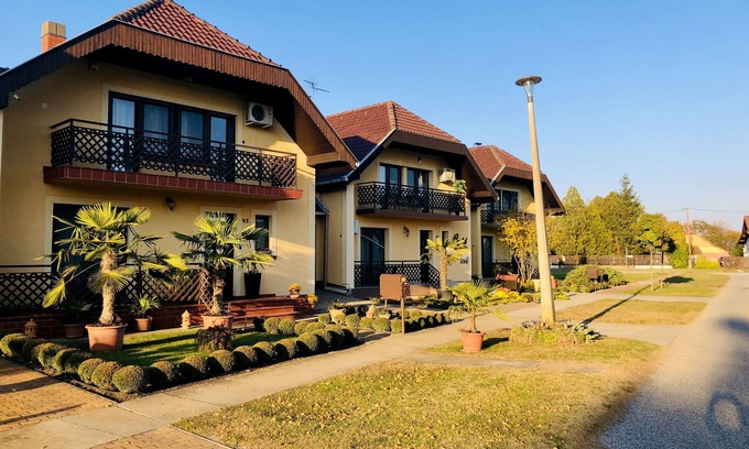 Morahalom House | Family Friendly 2 Bedroom and Living (65 m2)