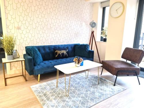Bedford Apartment | Family Friendly 2BR in Bedford, Parking, Fast Wi-Fi, Gym & Cinema room