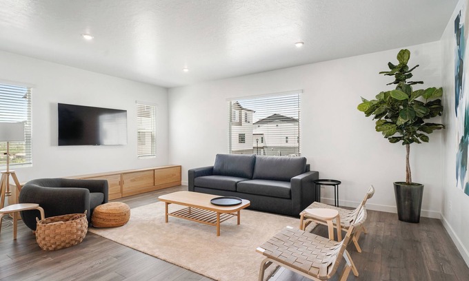 American Fork House | Family-Friendly 3-Story Home Sleeps 8