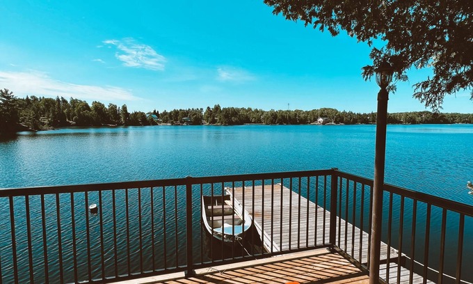 Dunchurch Cottage | Family-Friendly 3BR Cottage Sleeps 8 Waterfront Pet-Friendly AC+Heat