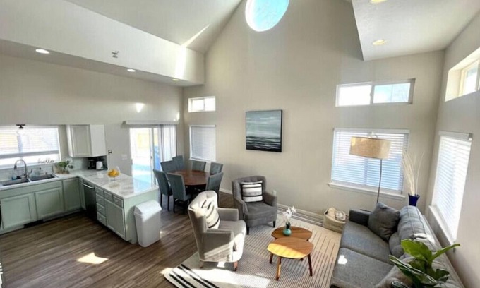Pocatello House | Family-Friendly 4BR + Loft - Sleeps 10 in Town!