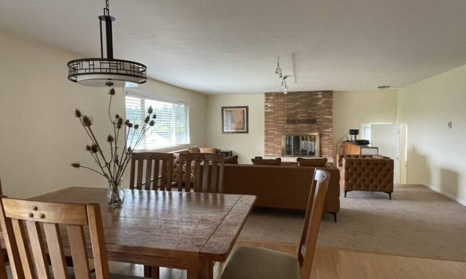 Gaston House | Family-Friendly 5BR Lodge Near Vineyards & Lake