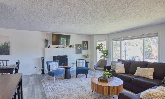 Gresham House | Family-Friendly 5BR Retreat – Hot Tub & Game Room