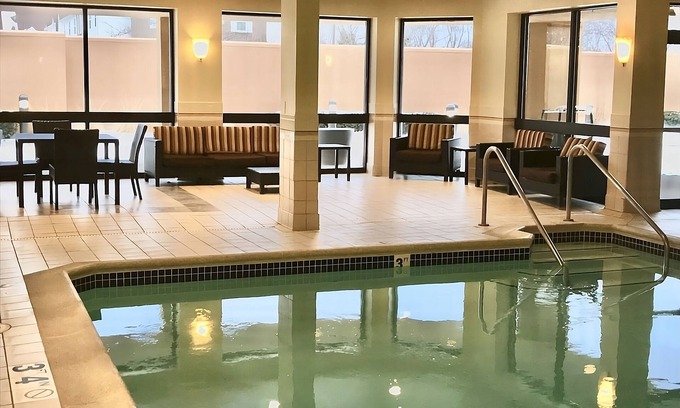 West Dundee House | Family-Friendly Accommodation! Free Parking, Indoor Pool, Pets Allowed!