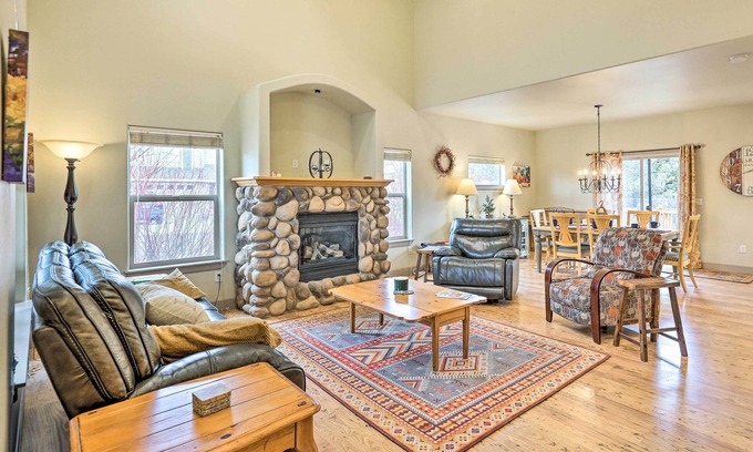 Mountain View House | Family-Friendly Bend Home w/Hot Tub & Yard!