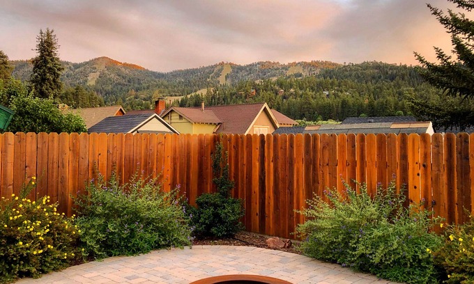 Moonridge Ski Chalet | Family Friendly/Couples Retreat/Cozy Chalet/Fenced Patio/Ski Slope View/Fire Pit