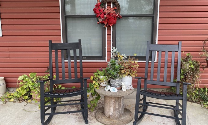 Tifton Cottage | Family friendly country cottage 3 min to I75 -3 bedroom 1 bath central ac & heat