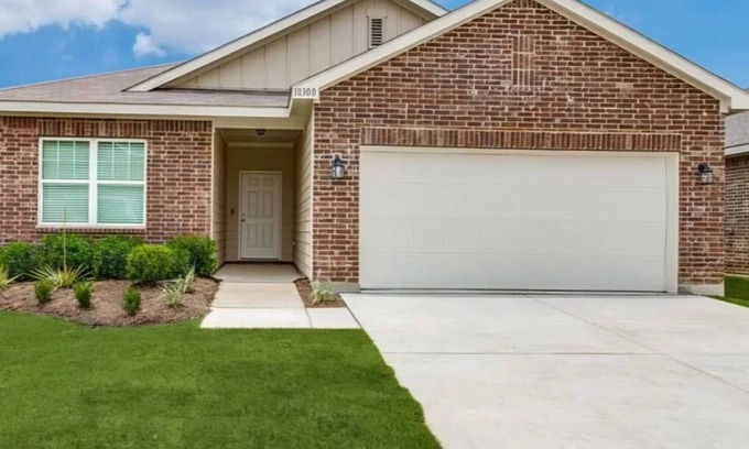 Crowley House | Family Friendly Cozy 4 Bedroom, Free Snacks & Coffee