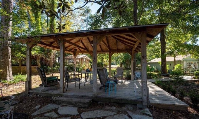 Hillister House | Family-friendly cozy lake house on private lake in Ivanhoe, TX.