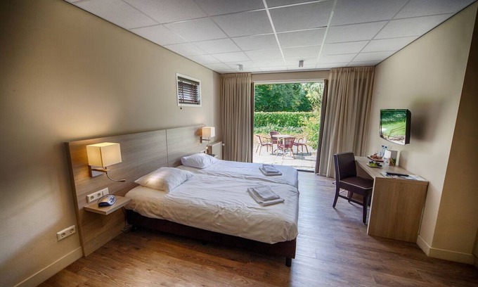 Beekbergen-West Hotel | Family-Friendly Getaway Close to Wildlife Parks and Playgrounds! Onsite Dining!