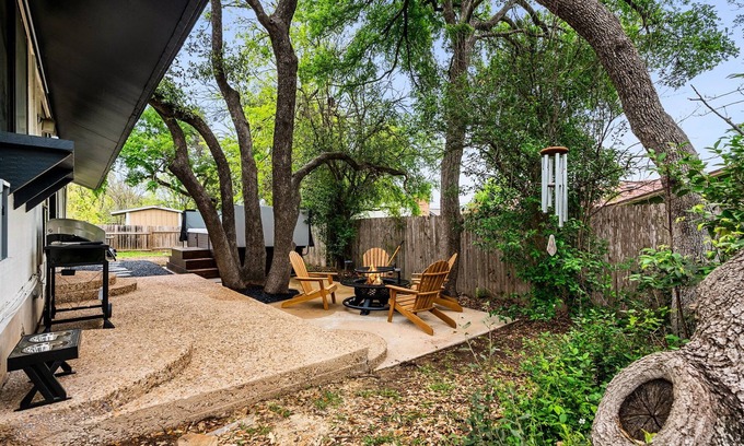 Georgetown Villa | Family Friendly: Giant Hot Tub! Game Room! King Bed, Austin Close