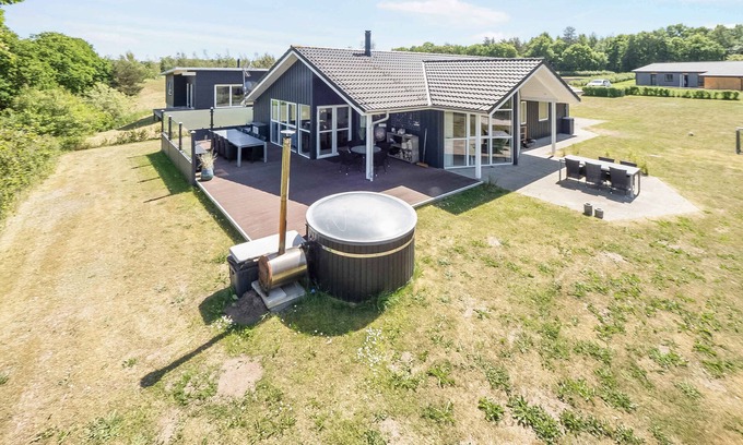 Skals House | Family-friendly holiday home w. hot tub and sauna