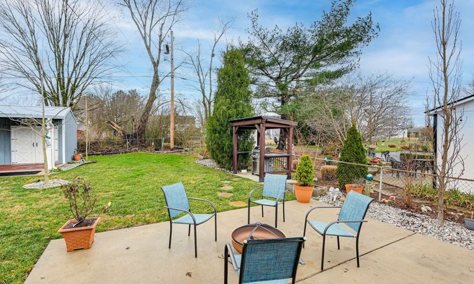Springfield House | Family-Friendly Home w/Yard: 27 Mi to Nashville!