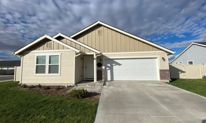 Star House | Family Friendly Home! Come Kick Back and Relax.