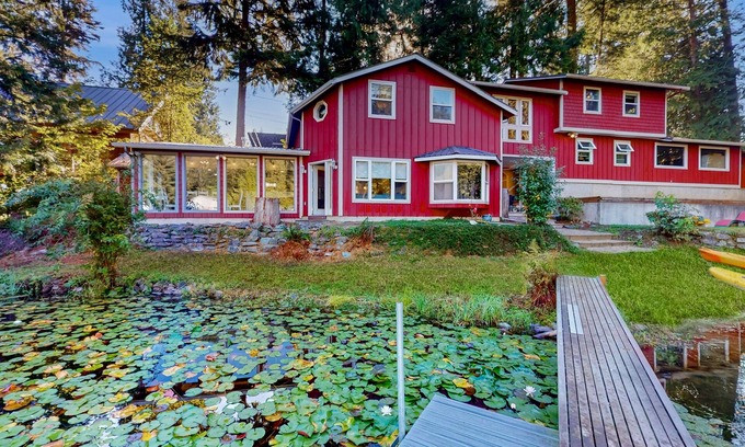Sedro-Woolley House | Family-friendly lakefront escape with outdoor patio dining and private dock