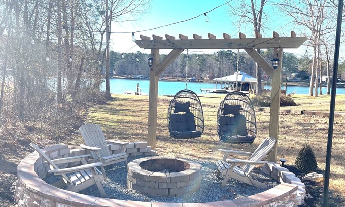 Hardwick Cottage | Family Friendly Lakefront Cottage/Home Theatre/Bunk room