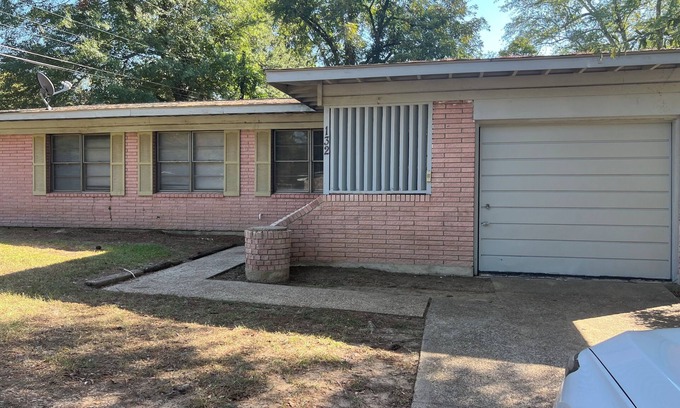 Texarkana House | Family Friendly Mid Century Home in the heart of Texarkana TX