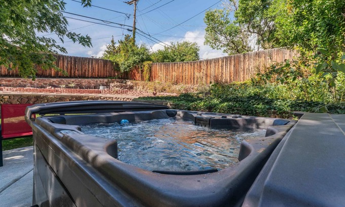 Golden House | Family Friendly Mountain Views- Hot Tub- Foosball