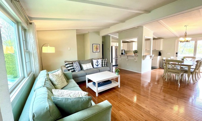 West Mystic House | Family Friendly Mystic Retreat - Close To Town