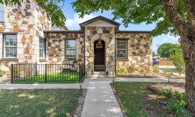Georgetown House | Family-Friendly Old Town Stone Cottage, Walk to Square, Univ + Free EV Charger
