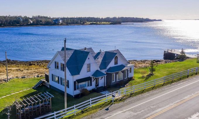 Port Dufferin Cottage | Family friendly, picturesque oceanfront cottage 1800 sq ft sleeps 9.