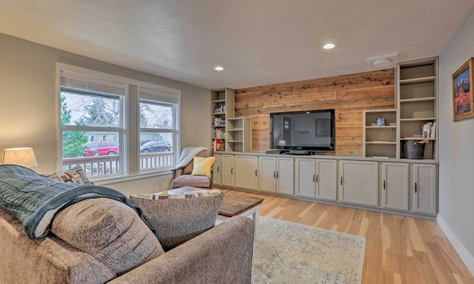 Redmond House | Family-Friendly Redmond Getaway: Walk to Dtwn