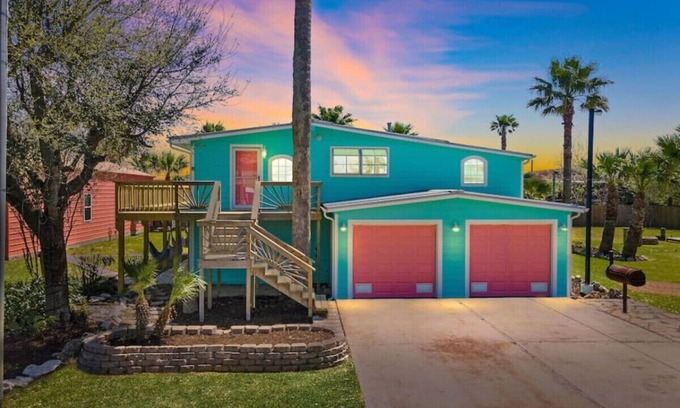 San Leon House | Family-Friendly Retreat with Pool & Outdoor Lounge