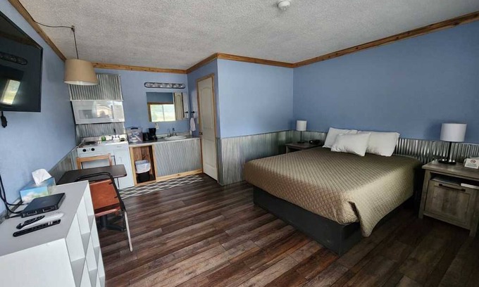 Warsaw House | Family-Friendly Room w/Pool, Fishing Pond, & Boat Rentals for Outdoor Fun