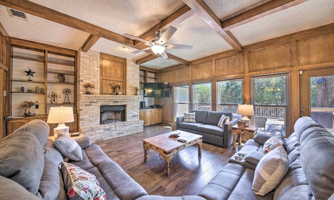 Encino Park House | Family-Friendly San Antonio Home w/Hot Tub & Deck