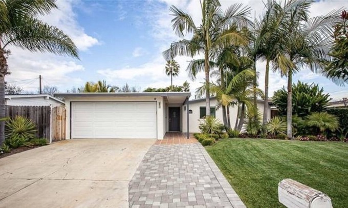 Downtown House | Family-friendly urban oasis with tropical landscape