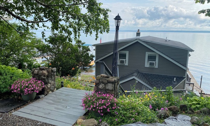 Dresden House | Family friendly waterfront retreat