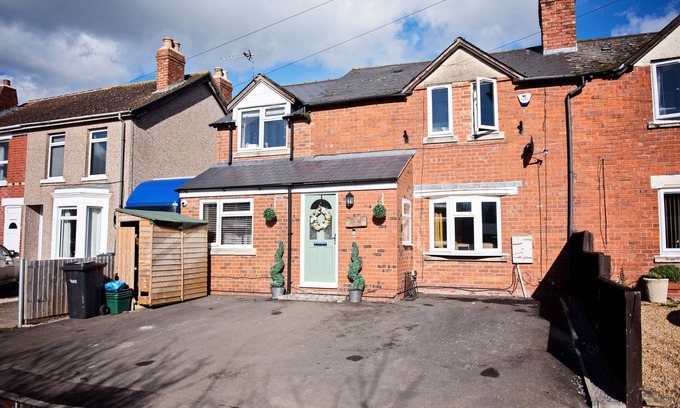 Gloucester House | Family & Friends get Together. Pet Friendly Hot Tub Lovely Walks Pizza Oven BBQ