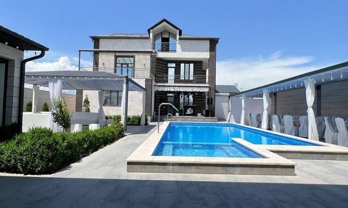 Oshakan House | Family & Friends House