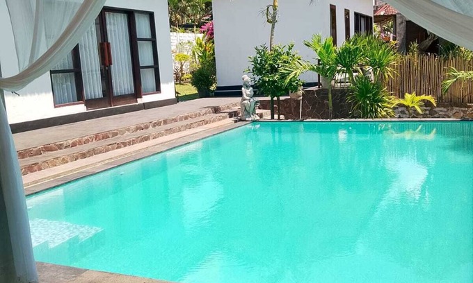Kalibukbuk Villa | Family fully furnished villa separate bedrm swimming pool. Near beach big Garden