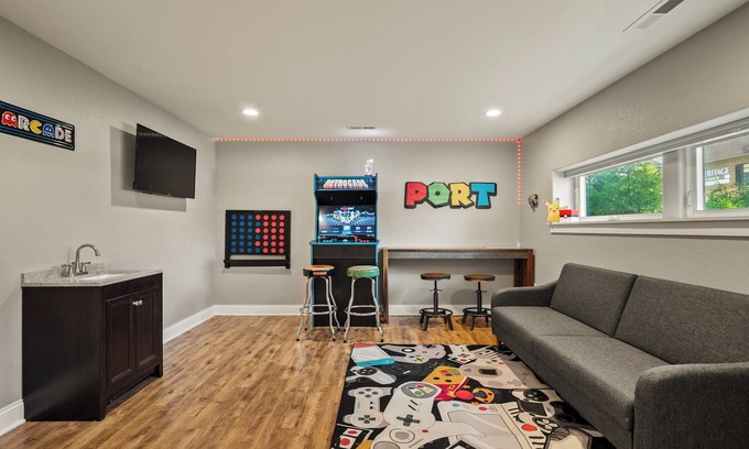 Port Washington House | Family Fun! 17,000 Game Arcade, Sleeps 12, Walk to the Lake