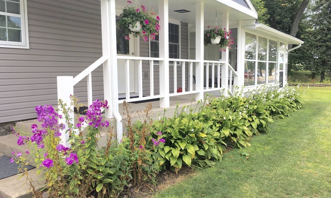 Clear Lake Cottage | Family Fun Cozy Cottage