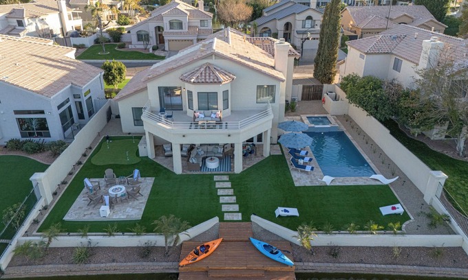 Val Vista Lakes House | Family Fun Lakefront, Htd Pool, Spa, Putt Green, Kayaks, Covered Patio w/TV, Indoor Games