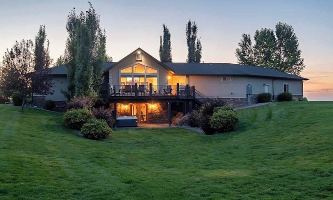 Tetonia House | Family Fun: Theater, Hot Tub, Pickleball, Games
