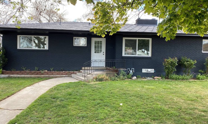 Hillcrest House | Family Getaway! 6BR Mid-Century Cottage w/Fire Pit, Yard & Game Room