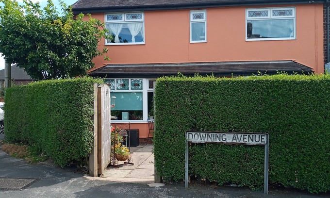 Tunstall House | Family home ideal for visiting the Midlands