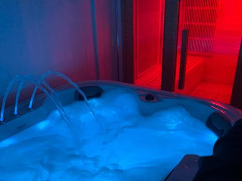 Woodingdean Apartment | Family Holiday Home with Hot Tub & Sauna Sleeps 8