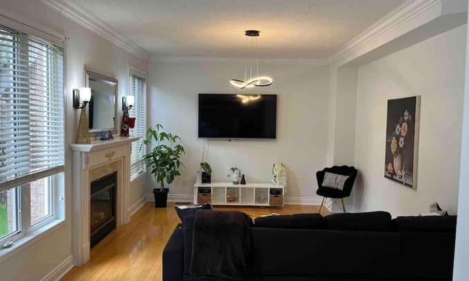 Churchill Meadows House | Family home 5 bedroom home in Mississauga free parking