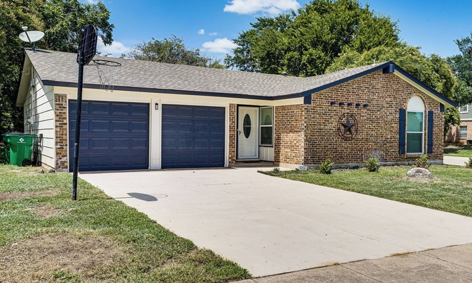 Crowley House | Family Home in Ft Worth Suburbs Near Benbrook Lake