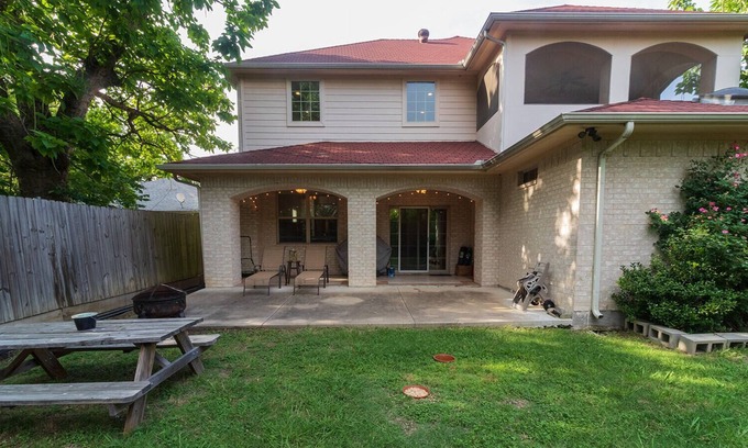 Richardson House | Family Home in Quiet Dallas Suburban Neighborhood